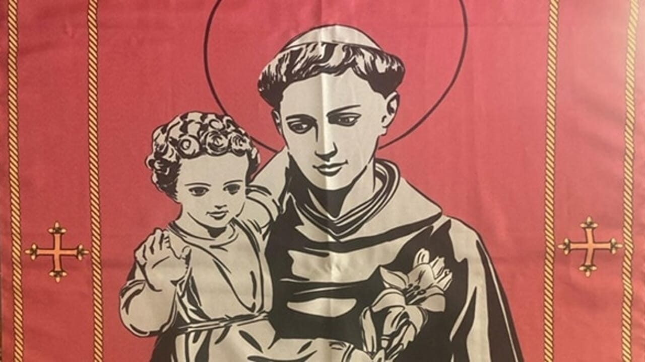 June Antoniano presenteerde de nieuwe gordijnen om aan de ramen te hangen: zo krijg je ze