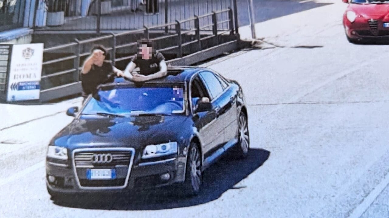 Eles filmam um videoclipe em seu carro para ganhar alguns "likes": parados pela polícia local