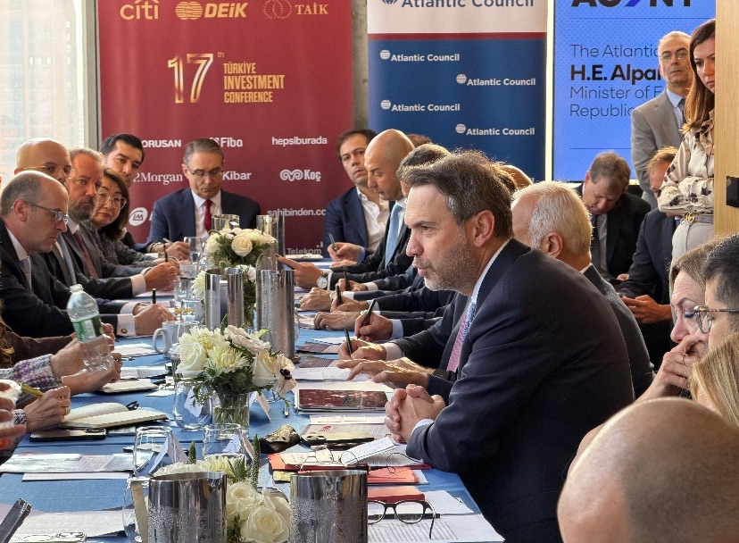 Minister Bayraktar roept op tot investeringen