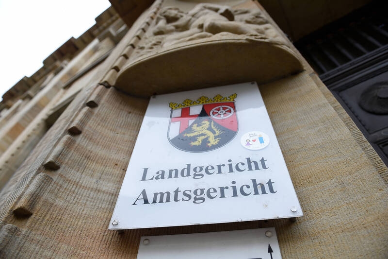 Verfahren in Mainz: Stellten Mutter und Sohn illegal Medikamente her?