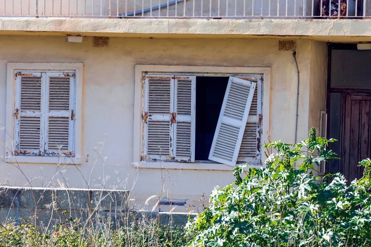 Un jubilado de 95 años se ve obligado a pagar 17.000 euros en deudas dejadas por unos okupantes