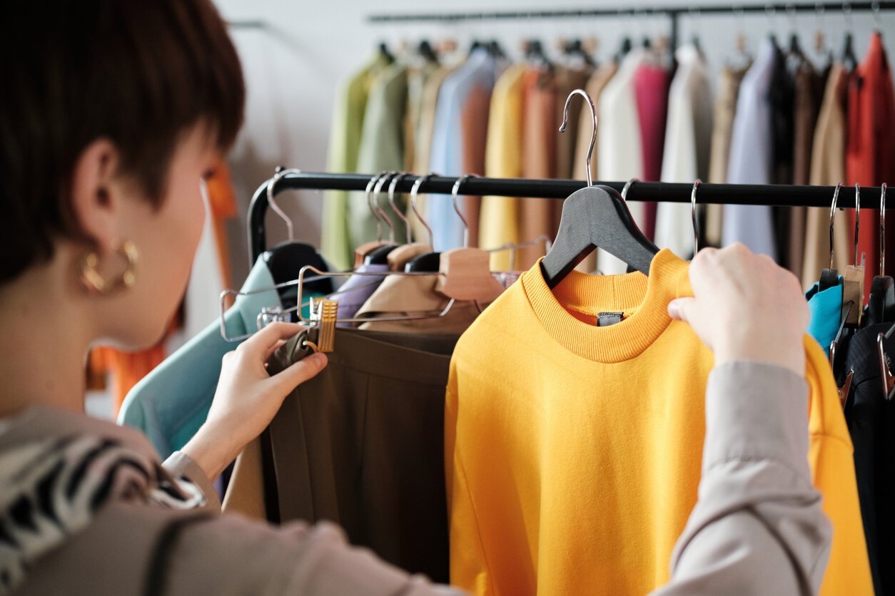 Esta nueva etiqueta en la ropa podría disuadirte de comprarla