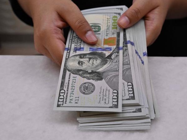 Martedì il dollaro ha chiuso in ribasso in previsione dei risultati del primo semestre.