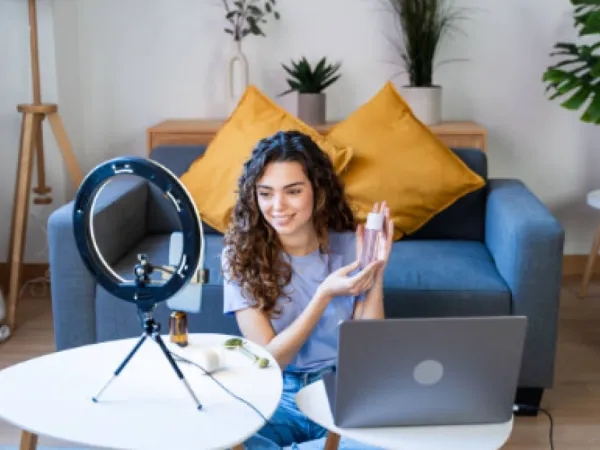 Así lucirían los 'influencers' en 2050, afectados por el uso excesivo de dispositivos