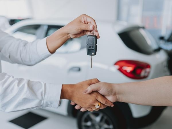 ¿Calidad o precio? lo que eligen los colombianos al comprar un carro, según la IA