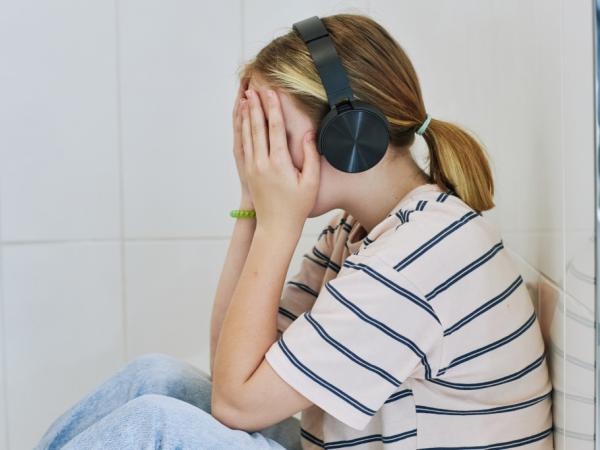 Wenn Sie traurige und boshafte Musik hören, denken Sie zweimal darüber nach: Risiken für Ihr Gehirn