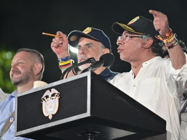 Petro, Kongre'deki referandum oylamasının tekrarlanması gerektiğini söyledi.