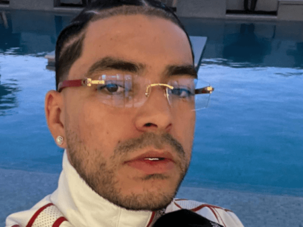 Why does Ryan Castro always carry large amounts of cash?