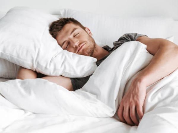 Esto significa que alguien duerma abrazando una almohada, según la psicología