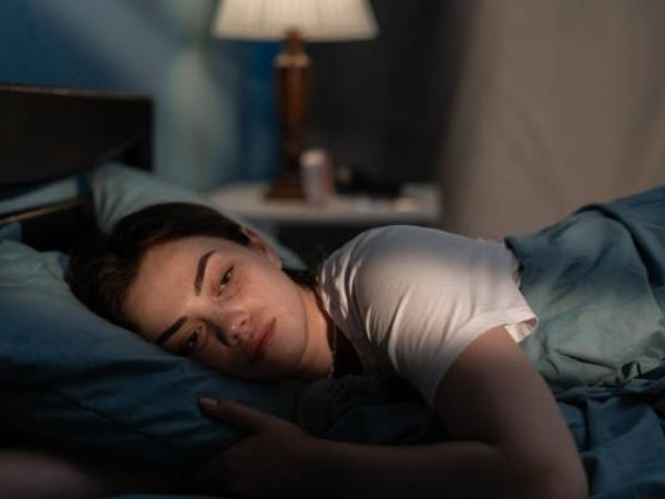 Wordt u midden in de nacht wakker en kunt u niet meer in slaap vallen? Tips om weer in slaap te vallen