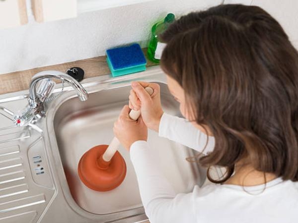 Truco infalible: esto es lo más potente para destapar cañerías y no lleva mucho tiempo