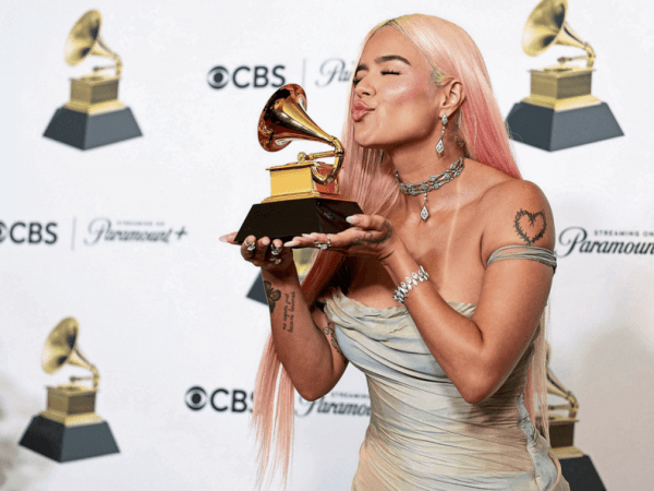 Karol G homenajea los ritmos latinos populares con su más reciente disco