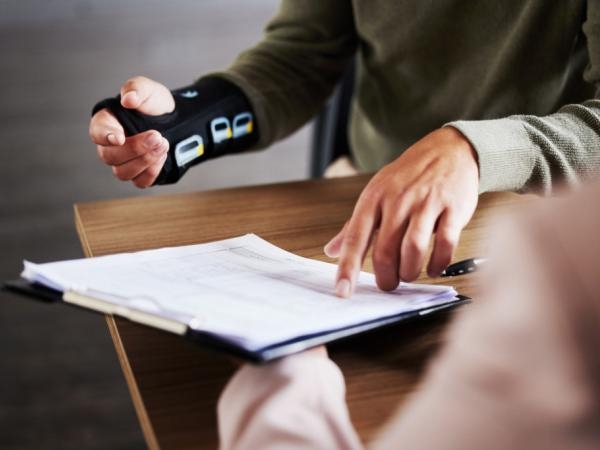 Ben je arbeidsongeschikt? Deze persoon is verantwoordelijk voor het betalen van je salaris.