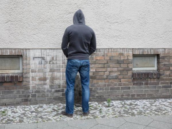 Mucho dinero: esto debe pagar de multa en Bogotá si lo descubren orinando en la calle