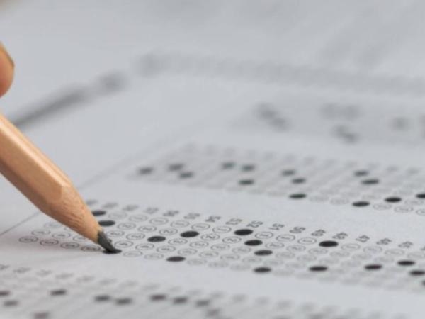 Waarom werd het ICFES-examen in sommige gemeenten in Colombia opgeschort?
