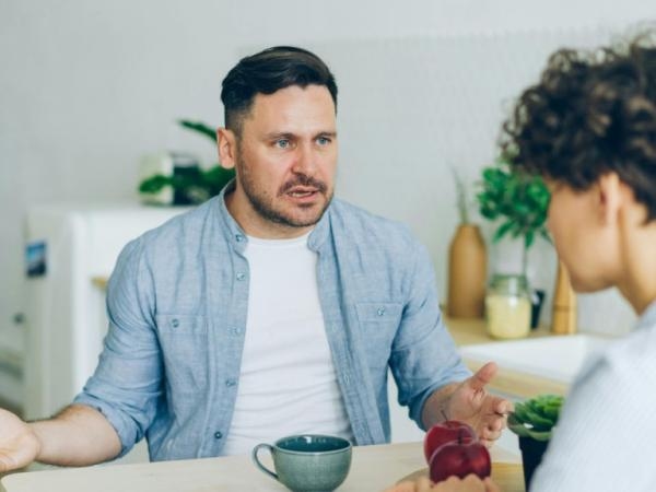 Der eigentümliche Grund, warum Menschen sich laut Psychologie immer widersprechen