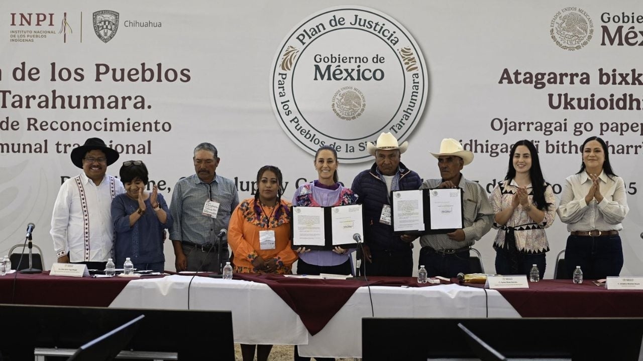 Entre violencia y reclamos, Sheinbaum visita la Sierra Tarahumara y restituye tierras