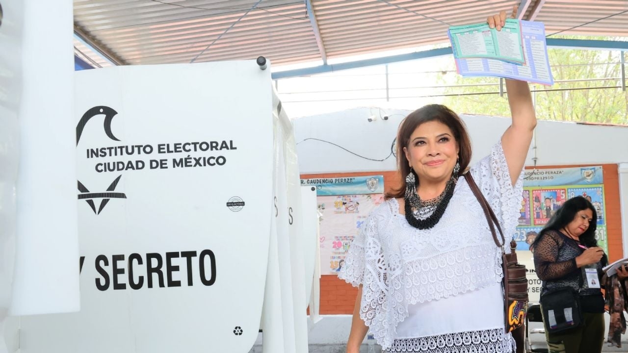 Clara Brugada vote aux élections judiciaires ; Il affirme qu'il y aura des mesures de sécurité dans tous les bureaux de vote de la ville de Mexico.