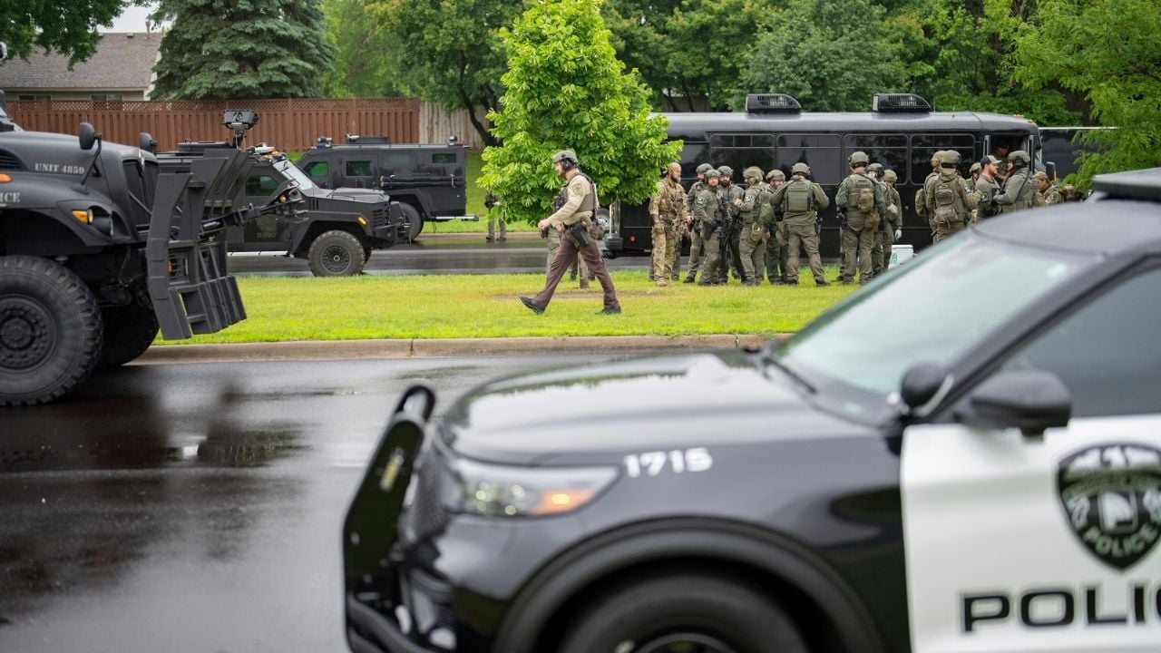Minnesota'da polis kılığına giren bir adam iki Demokrat kongre üyesini vurarak yaraladı.