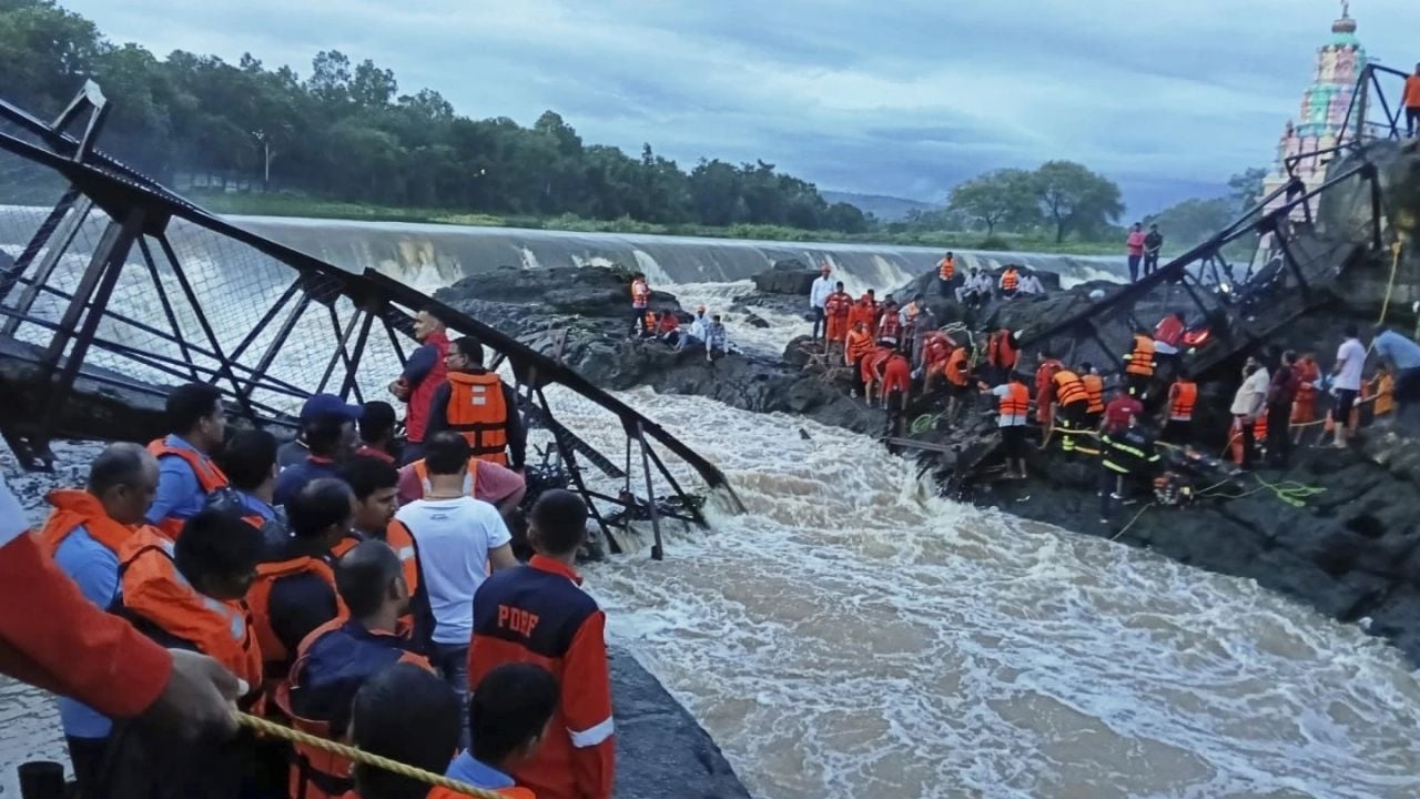 Dos muertos y 32 heridos tras derrumbe de un puente en destino turístico en la India (Video)