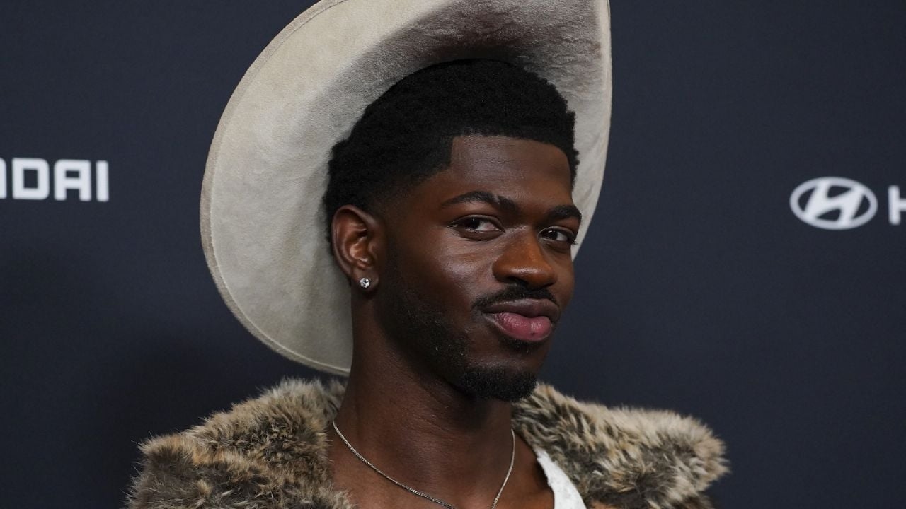 Rapper Lil Nas X wird vorgeworfen, Polizisten angegriffen zu haben, während er nackt in Los Angeles unterwegs war