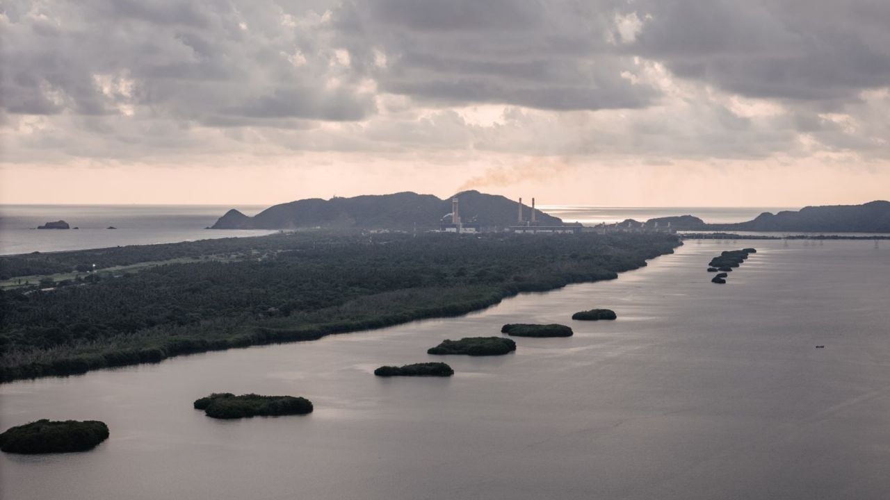 As obras de construção do porto de Manzanillo-Cuyutlán começaram sem autorização da Semarnat (Serviço Nacional de Marketing e Desenvolvimento).