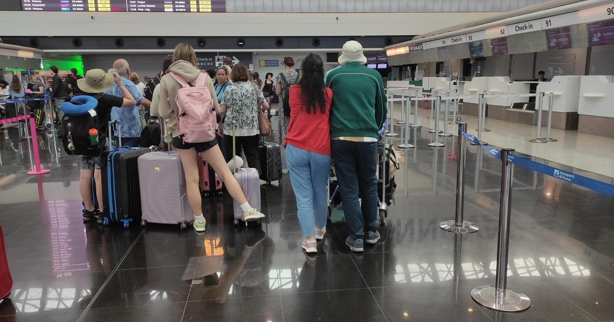 Il ministro Urso: "Ho accompagnato mia moglie a Fiumicino, mi rammarico se disagio per altri"