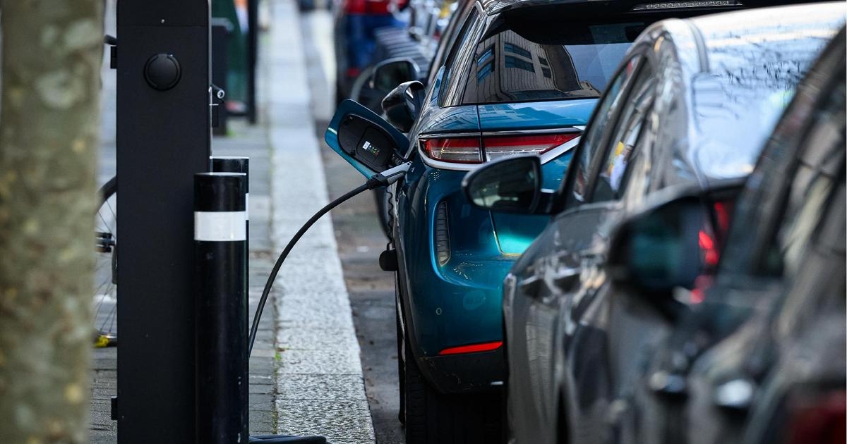 Ayudas para la compra de coches eléctricos, pero menos puntos de recarga