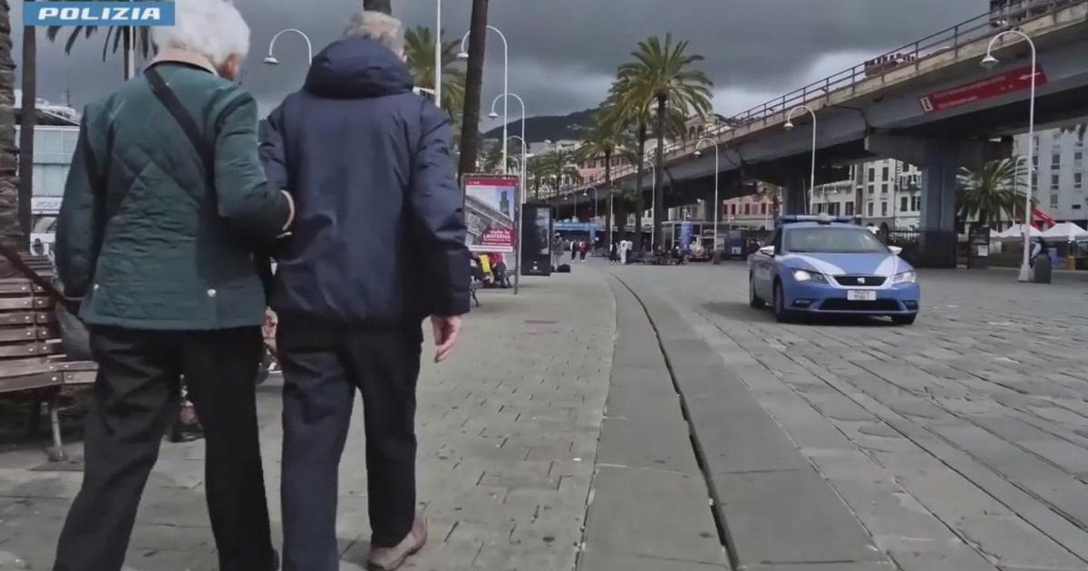 Hij deed zich voor als politieagent en bedroog ouderen. Een minderjarige werd gearresteerd en aangeklaagd.
