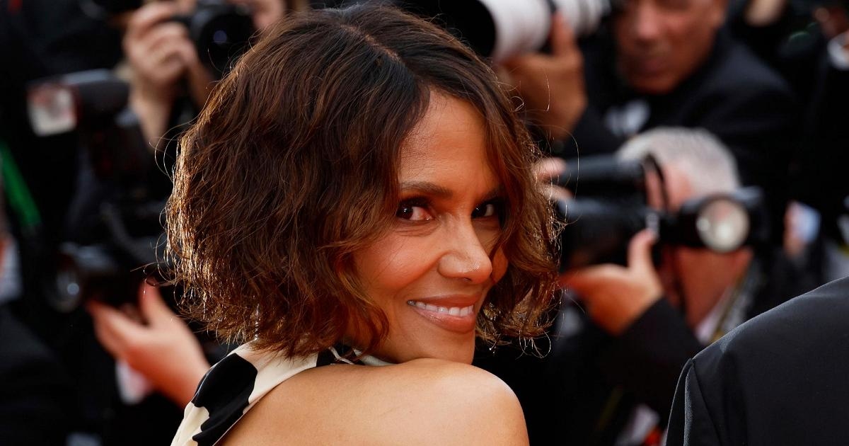 Cannes, Halle Berry vittima del dress code: "Ho cambiato abito"