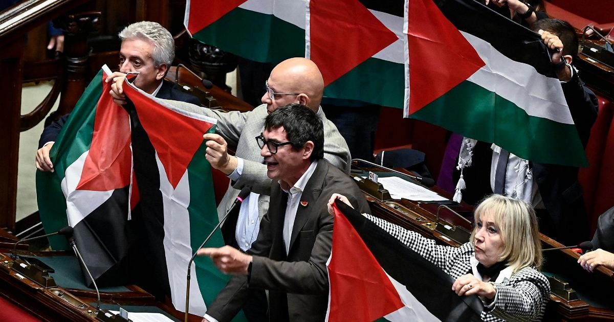 Cuatro mociones sobre Gaza en la Cámara de Diputados, con banderas palestinas desplegadas. Conte: "Es un genocidio"