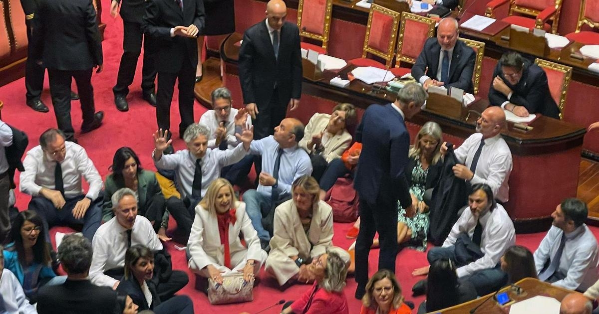 Das Sicherheitsdekret ist Gesetz. Im Senat kommt es zu heftigen Auseinandersetzungen mit der Opposition: „Autoritäre Wende“