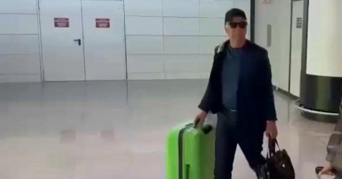 Beelden van de eenzame aankomst van Gian Piero Gasperini op de luchthaven Fiumicino