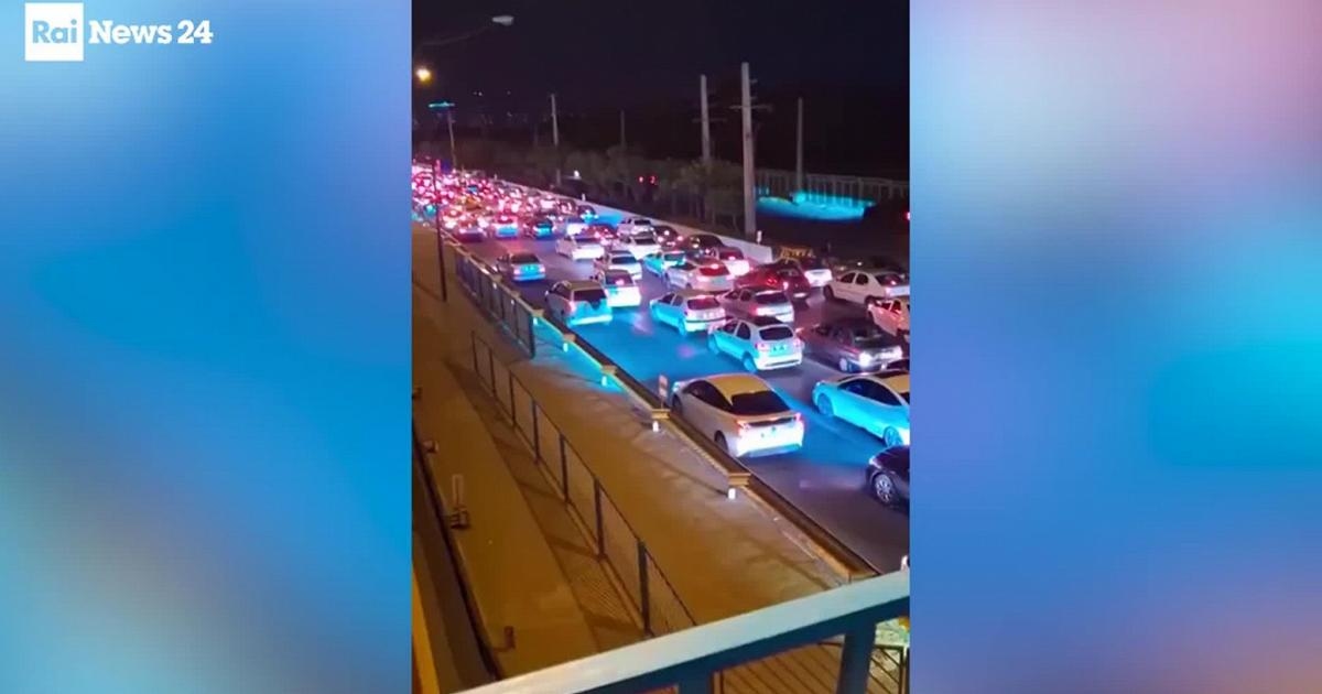Medo em Teerã, muitos pensam em fugir e enchem tanques e carrinhos
