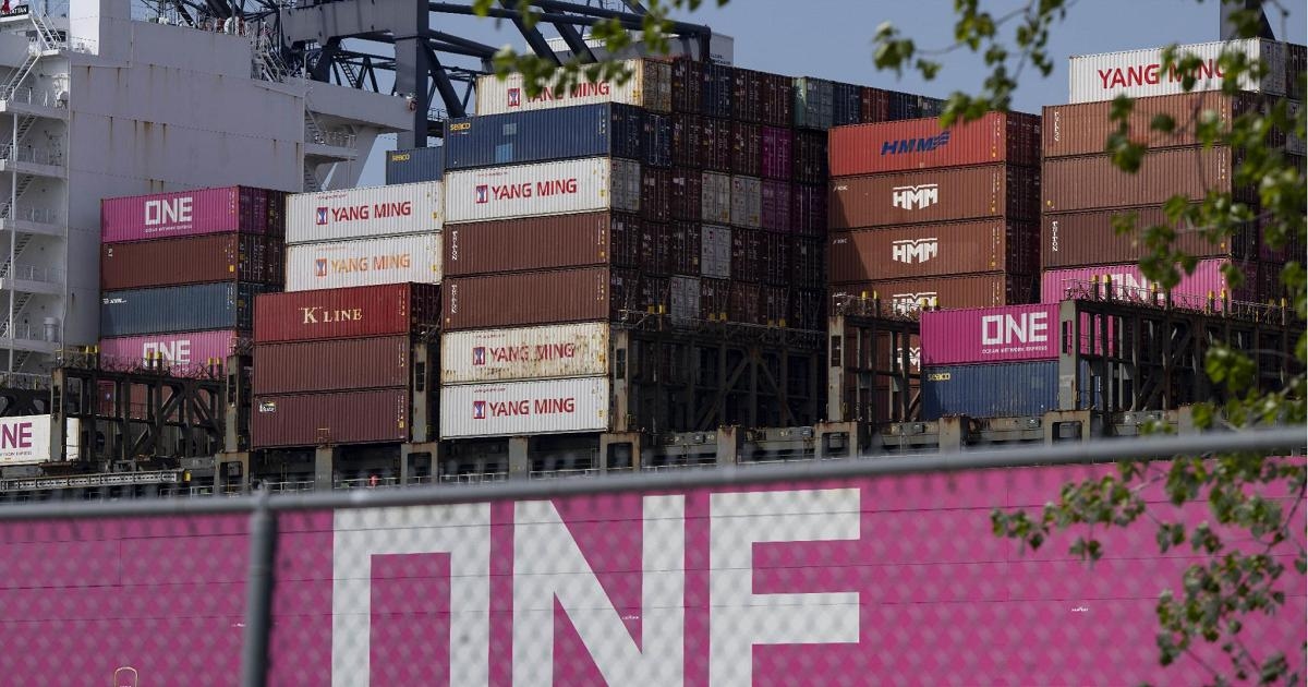 EU setzt Gegenmaßnahmen nach US-Deal aus. Trump: „Ohne versprochene Investitionen 35 Prozent Zölle.“