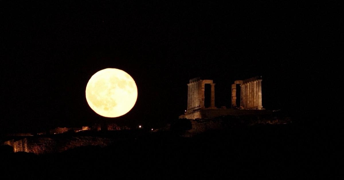 De steurmaan komt op achter de Tempel van Poseidon in Griekenland: de video is spectaculair