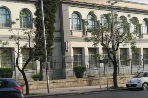 Ele empurra professora escada abaixo por repreender seu filho e ataca dois zeladores