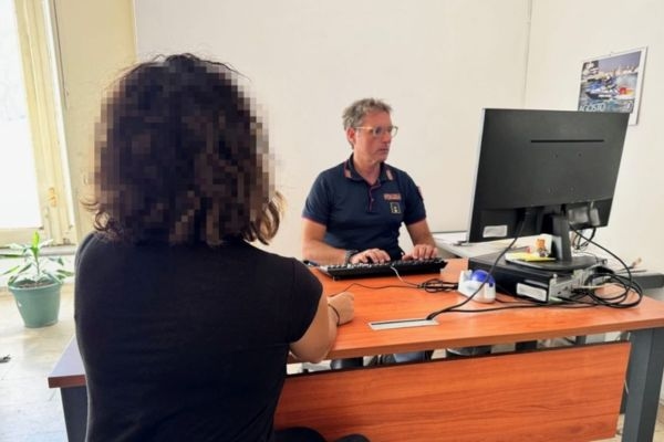 Dà fuoco alla casa della moglie dopo averla minacciata, un uomo arrestato a Catania