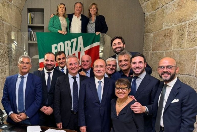 Tajani ao grupo FI na Assembleia Regional da Sicília: "Avante com o governo Schifani."