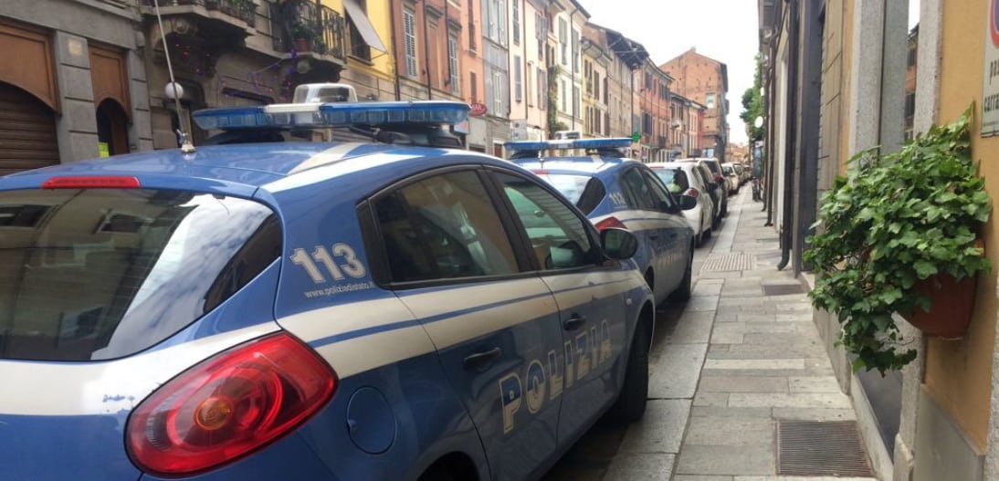 Partorisce e getta il neonato nel water, il corpo recuperato da un tombino: madre arrestata per omicidio a Roma