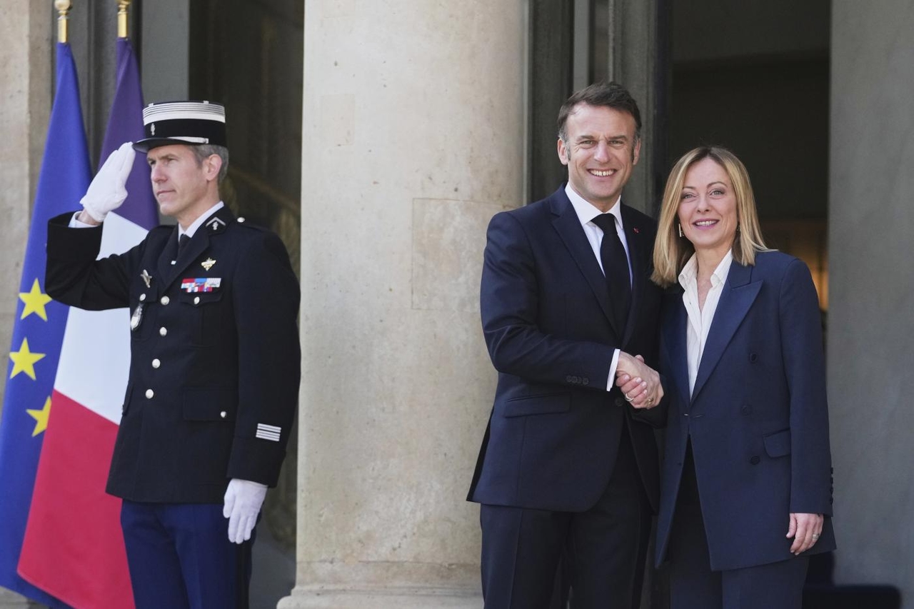 A falsa reconciliação do influente Meloni com Macron