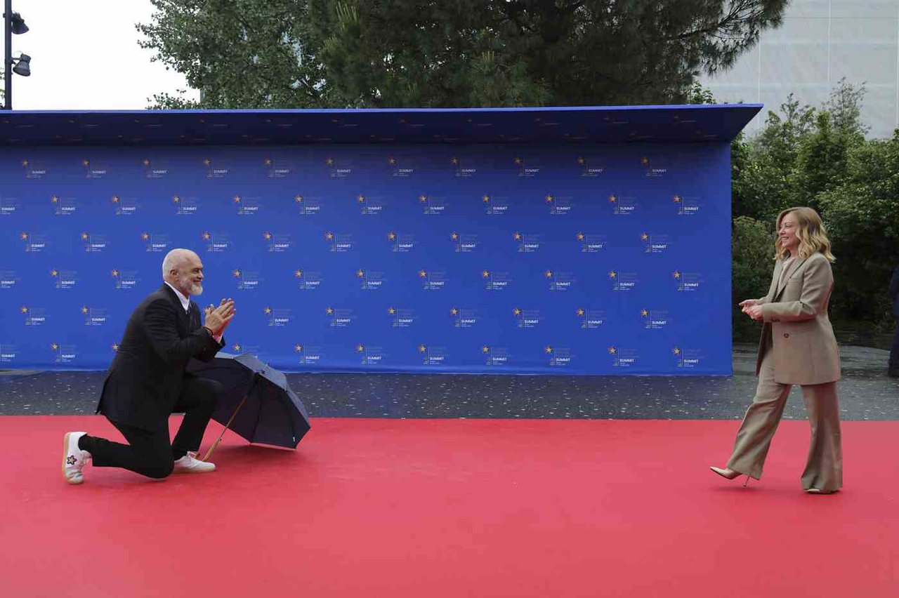 Meloni, a primeira-ministra fantasma que vagueia pela Europa: isolada pela sua rendição a Trump, os “dispostos” excluem-na