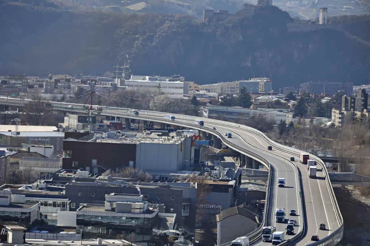 Auto contromano sull’A22: un morto e cinque feriti nell’incidente, il frontale in autostrada