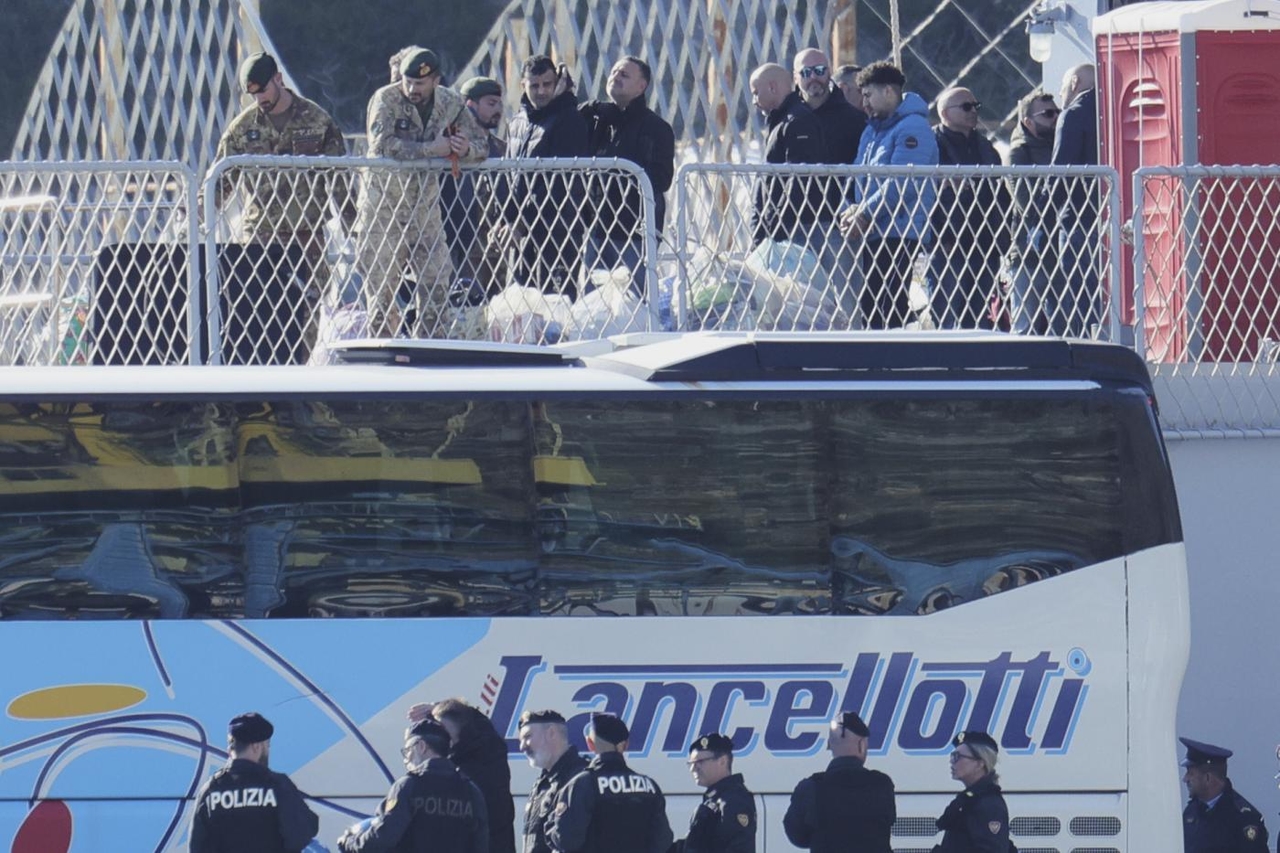 Directe repatriëringen uit Albanië, beschuldiging van de Democratische Partij: "Schending van de wetten"