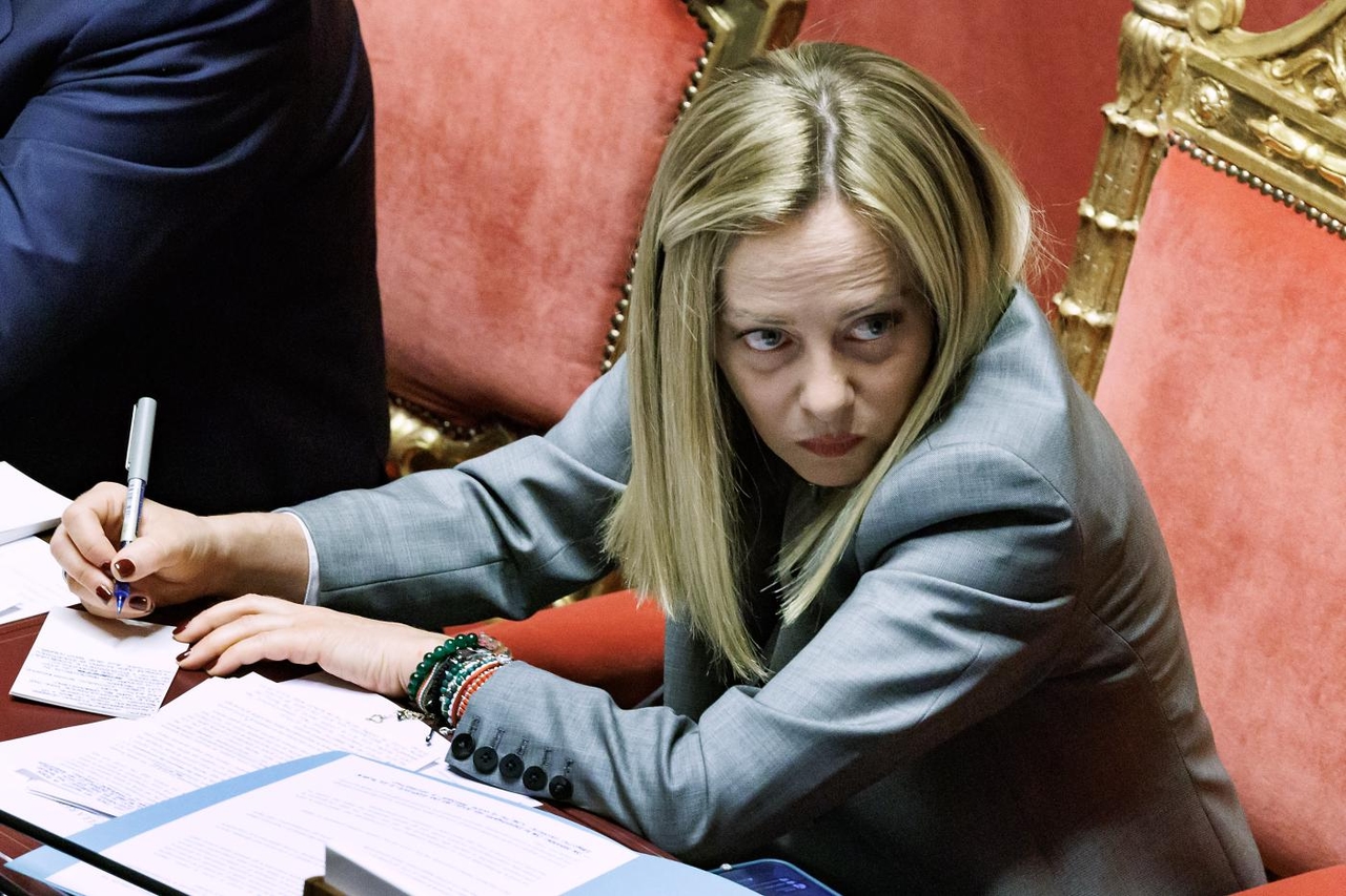 Het parlement is steeds meer een papieren orgaan: tussen decreten en vertrouwensstemmingen worden de Kamers gereduceerd tot een formeel orgaan