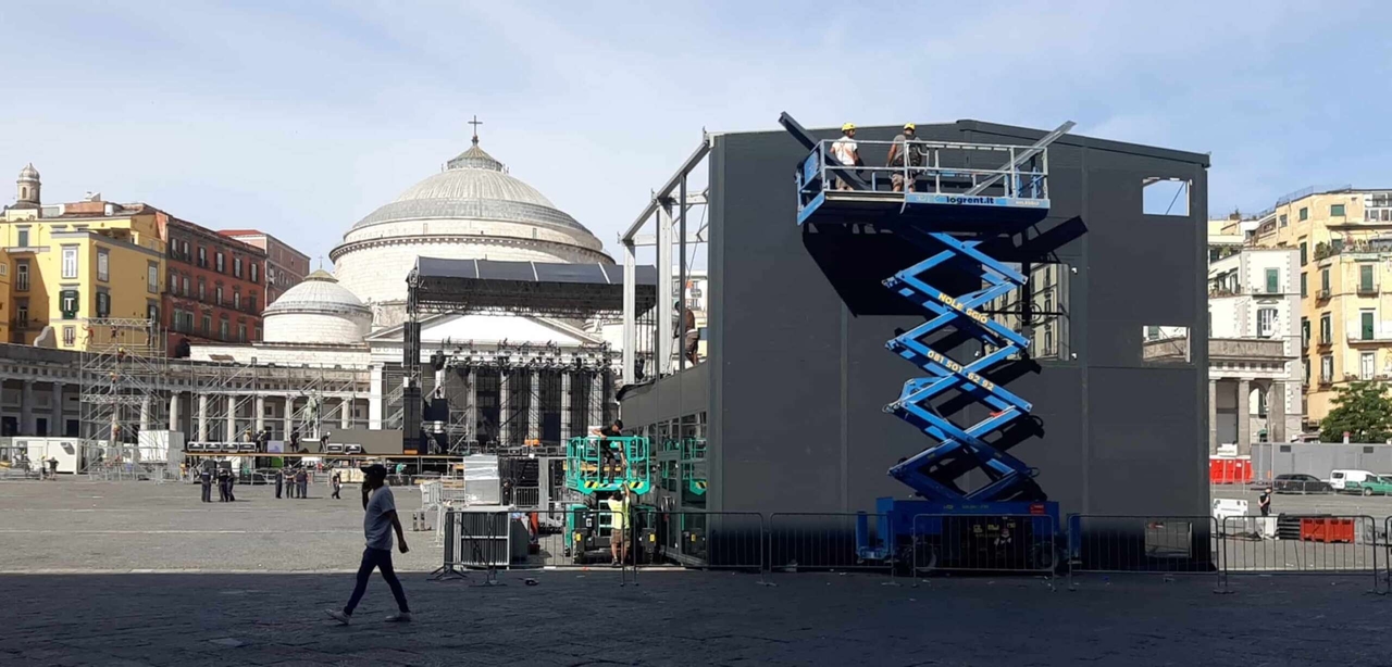 Comienza la ocupación de la Piazza del Plebiscito en Nápoles: los residentes secuestrados por los conciertos