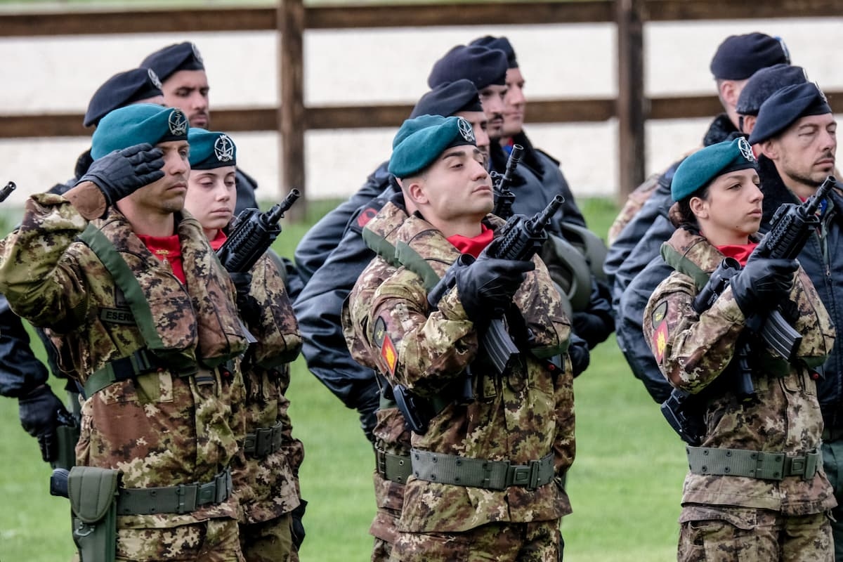 Il governo Meloni pronto a istituire i riservisti militari (col sostegno del Pd): 10mila da richiamare in caso di “emergenza”