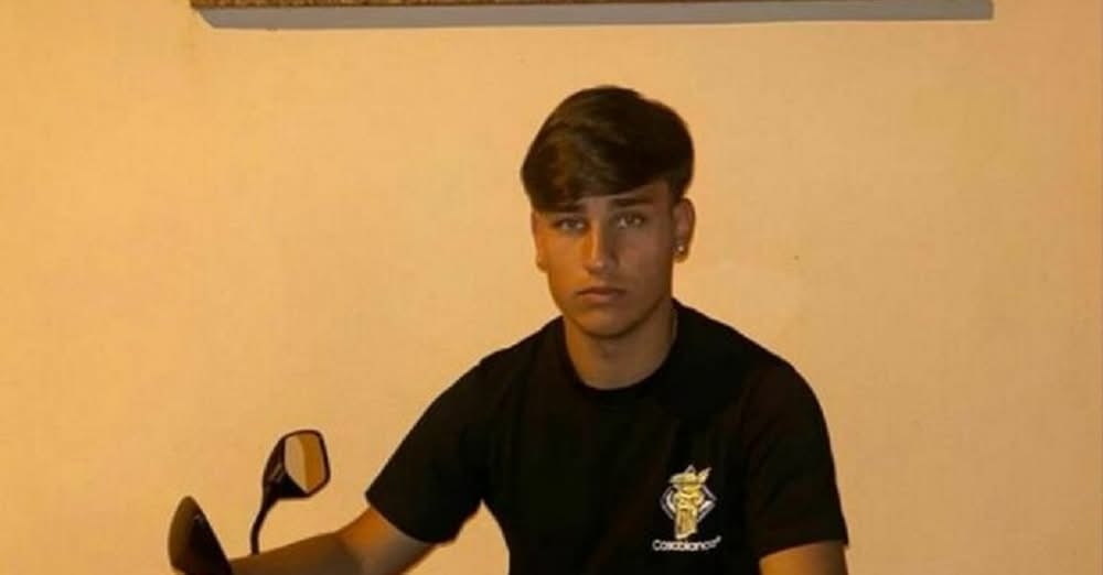 Acidente fatal em Mondragone, colisão entre carro e scooter: Luigi Petrella perde a vida aos 16 anos