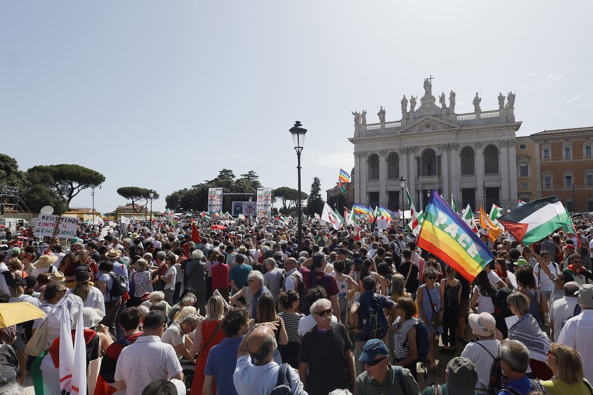 Roma'daki Gazze Meydanı'nda 300 bin kişi, Demokrat Parti, M5S ve AVS'nin "Etnik temizliği durdurun" çağrısına yanıt verdi