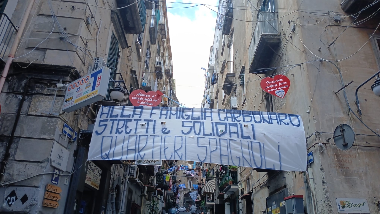 Asesinato de Martina Carbonaro, una pancarta en el Barrio Español en memoria de la joven de 14 años asesinada